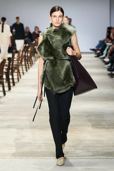 Look 10